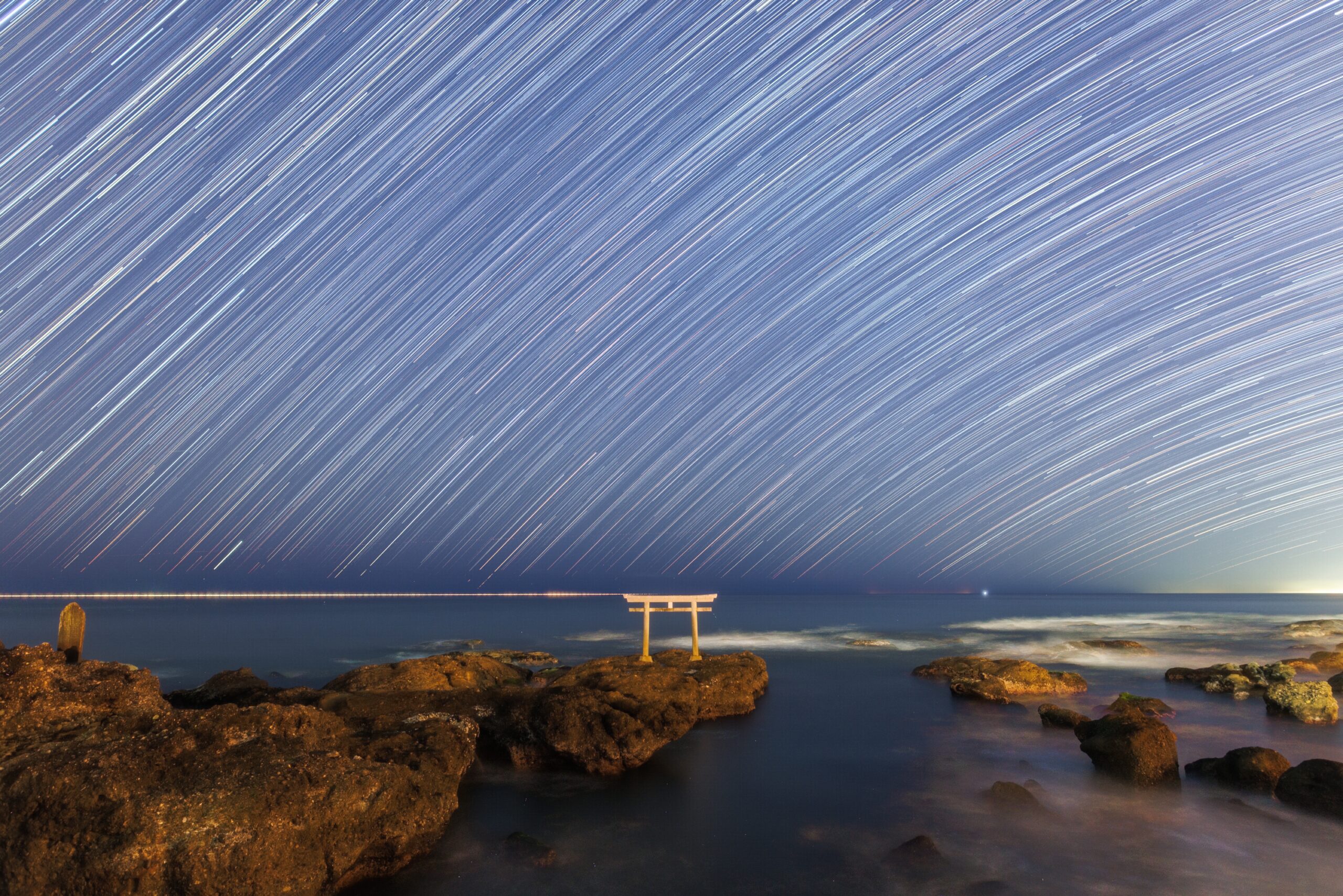 大洗町 神磯の鳥居と東の空に昇る星々 | よるがお